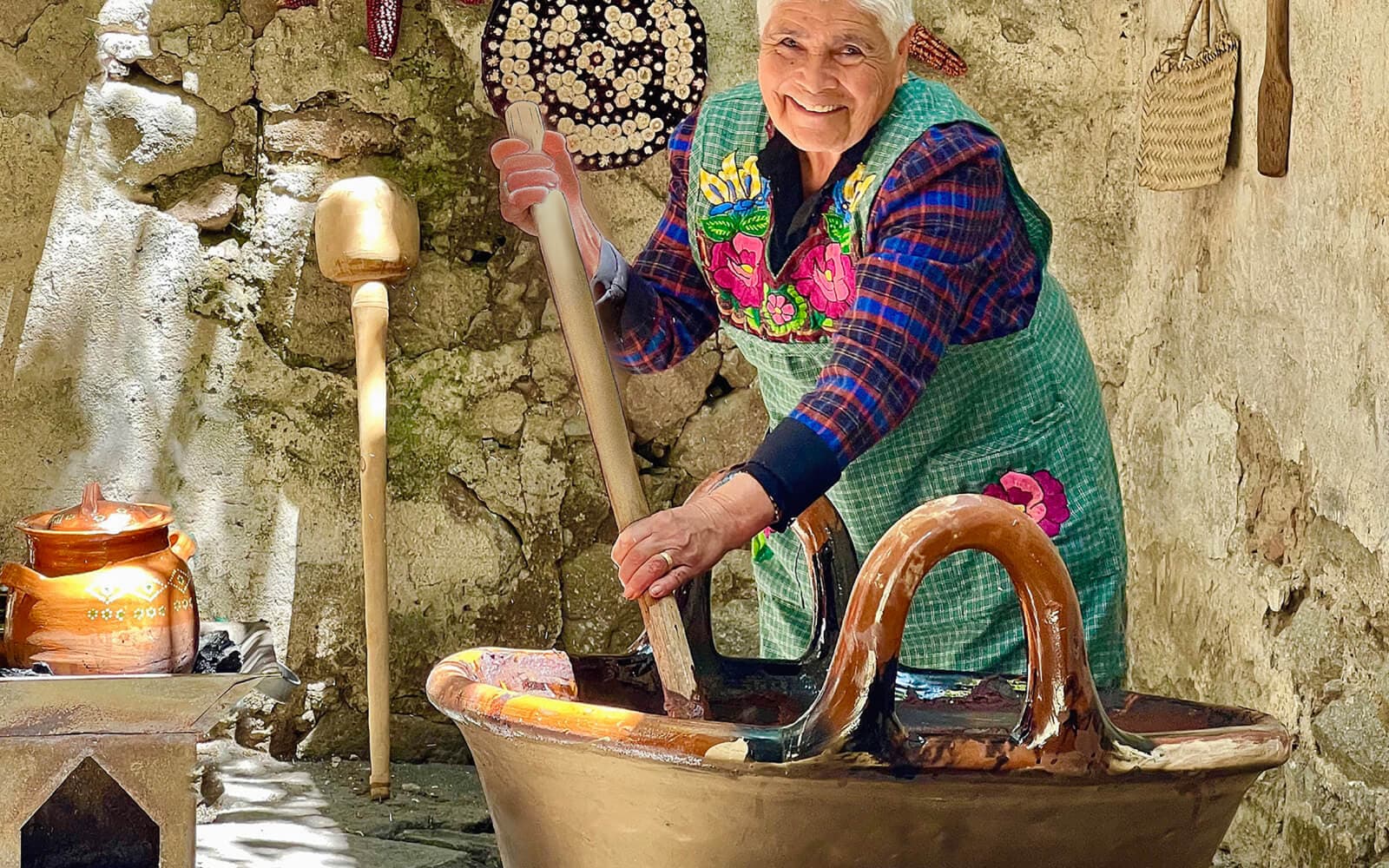 Descubre la tradición culinaria en Hacienda Santa Bárbara con una cocinera experimentada que prepara mole de fiesta en una cazuela gigante. Una auténtica experiencia gastronómica en Tlaxcala.