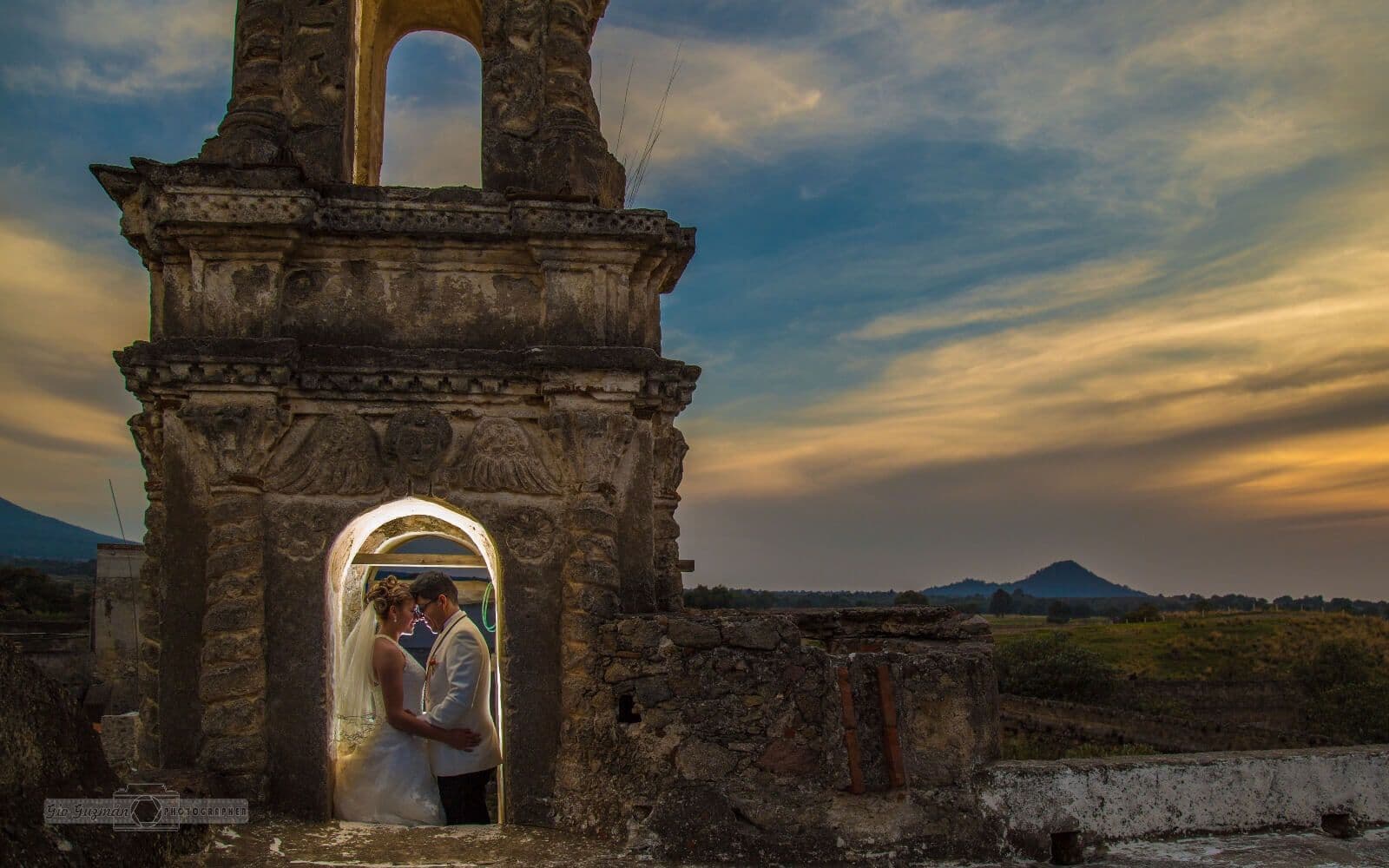Una pareja radiante está a punto de unirse en matrimonio en la capilla del siglo XVII de Hacienda Santa Bárbara. Rodeados de un entorno histórico y encantador, se preparan para dar el sí en un escenario lleno de romance y tradición. ¡Descubre cómo hacer de tu boda un evento inolvidable en este mágico lugar en Tlaxcala!